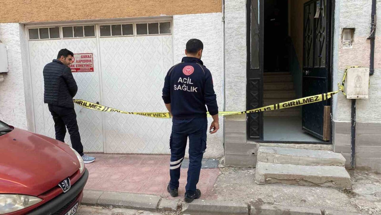 Eskişehir'de 70 yaşındaki Safiye Y., evinde bıçakla yaralanarak hayatını kaybetti.
