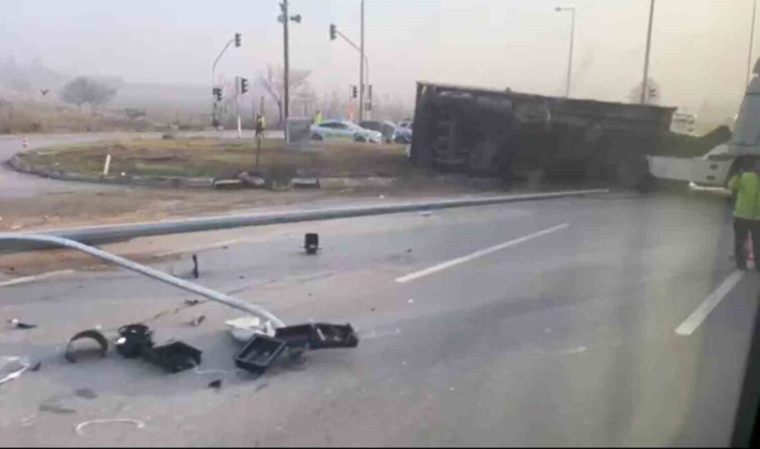 Eskişehir’de Kontrolden Çıkan Tır Kavşakta Yan Yattı, Trafik Aksadı Eskişehir-Bursa karayolunda, Tepebaşı ilçesinde bir tır sürücüsünün direksiyon hakimiyetini kaybetmesi