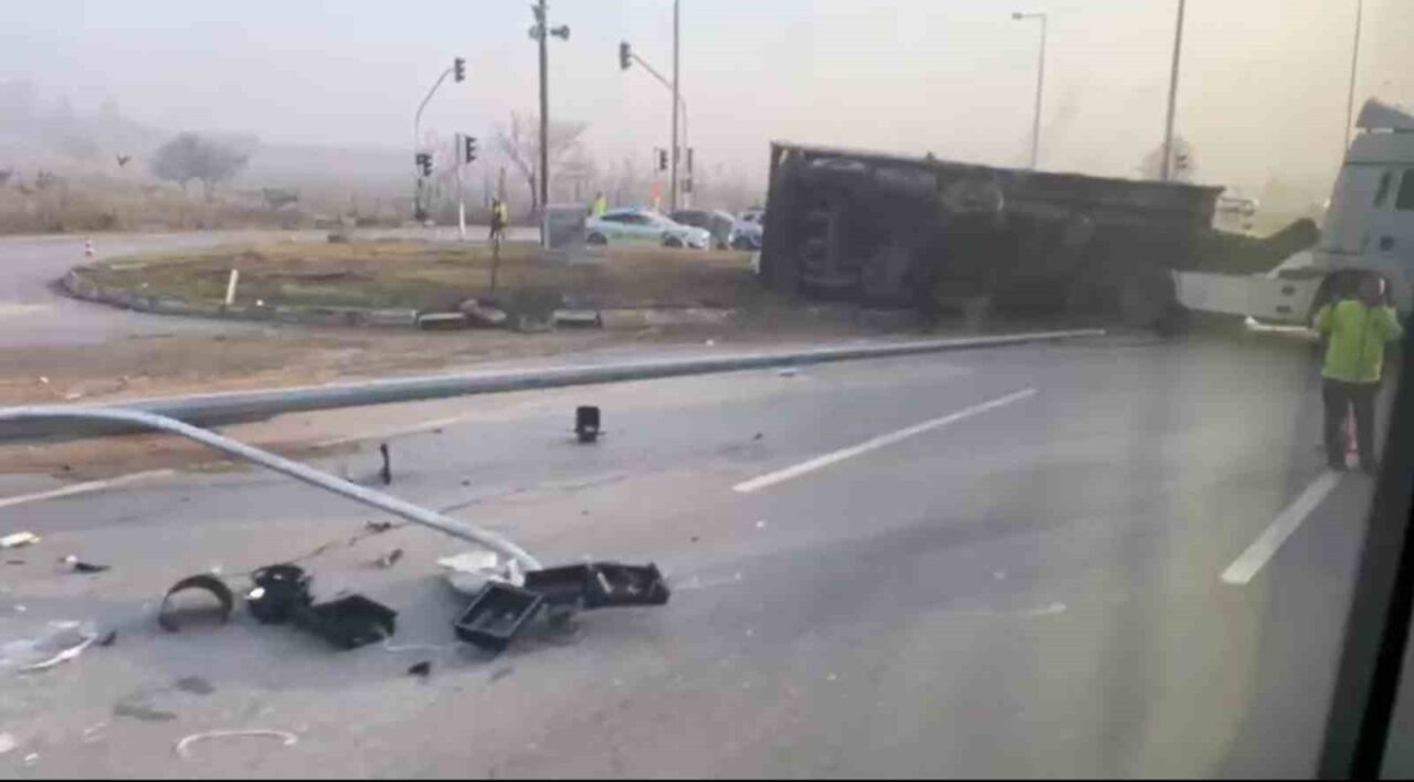 Eskişehir-Bursa karayolunda, Tepebaşı ilçesinde bir tır sürücüsünün direksiyon hakimiyetini kaybetmesi