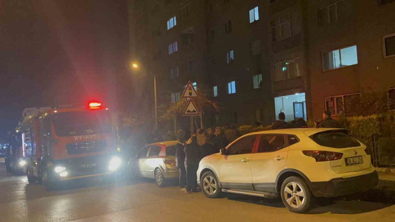 Eskişehir’de apartmanda çıkan yangın sonrası dumandan etkilenen anne ve oğlu hastaneye yatırıldı.