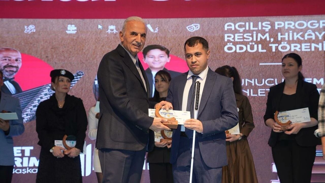 Eskişehir'deki Tayfur Bayar Anadolu Lisesi Türk Dili ve Edebiyatı öğretmeni