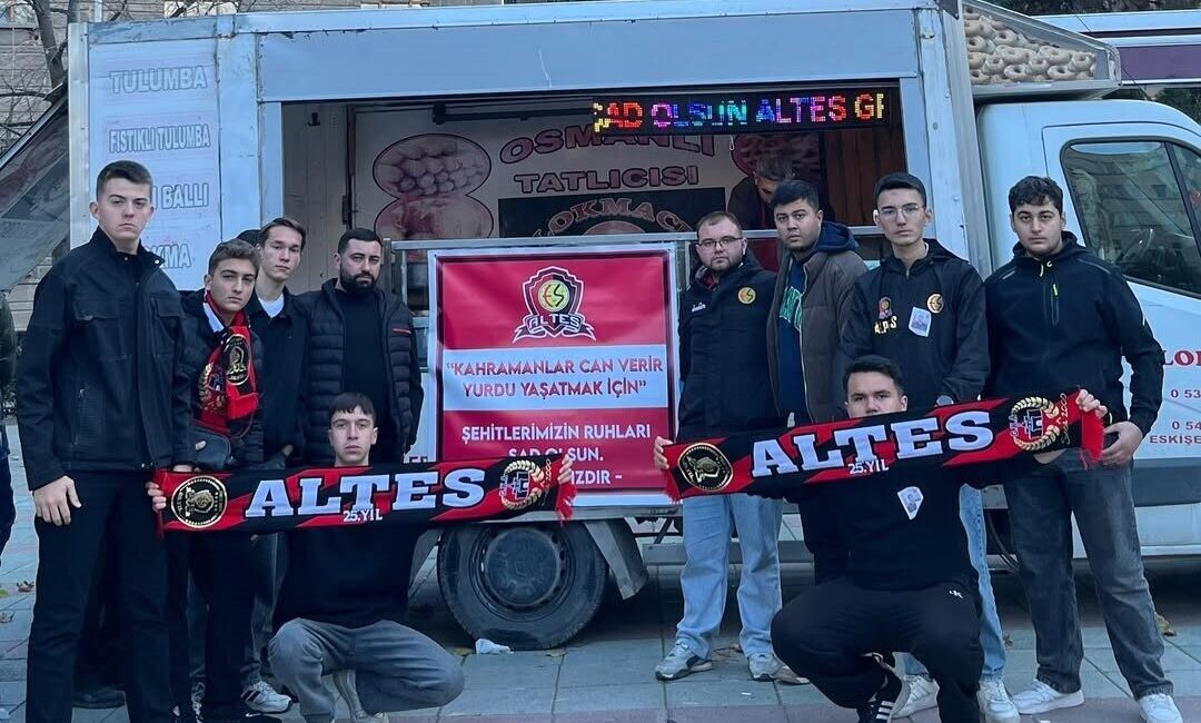 Eskişehirspor Taraftar Grubu ALTES, Şehit Askerler İçin Lokma Hayrı Düzenledi Eskişehirspor taraftar grubu ALTES, Azerbaycan-Gürcistan sınırında düşen C130 uçağında şehit