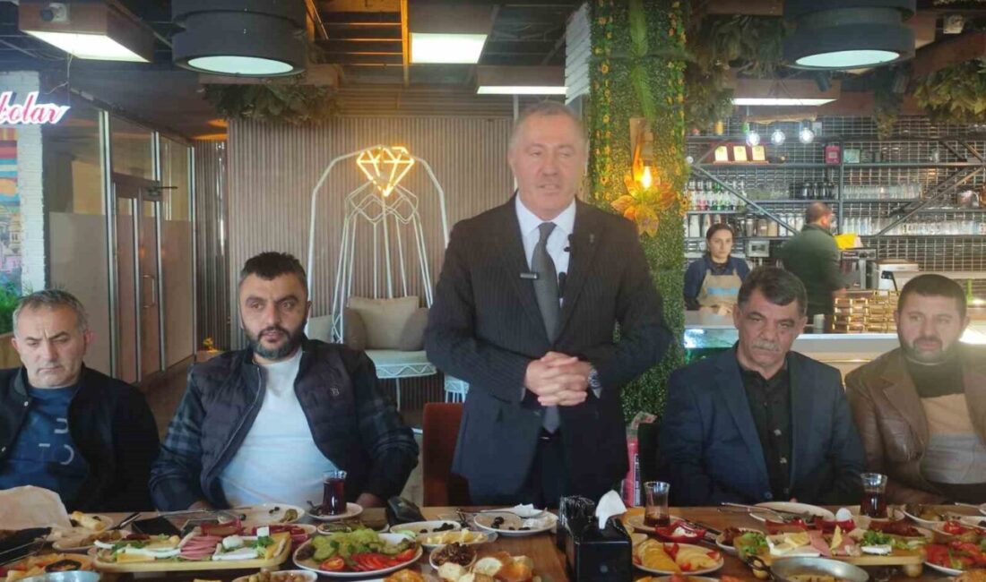 İskender Alihaanoğlu, Ardahan Esnaf ve Sanatkarlar Odası'nın 2026 kongresinde başkan