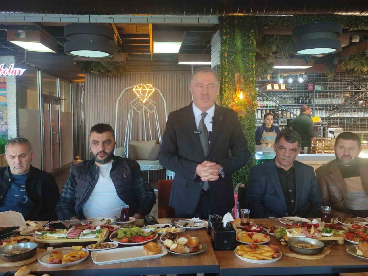 İskender Alihaanoğlu, Ardahan Esnaf ve Sanatkarlar Odası Başkanlığı için 2026 Kongresi’nde Adaylığını Duyurdu İskender Alihaanoğlu, Ardahan Esnaf ve Sanatkarlar Odası'nın 2026 kongresinde başkan