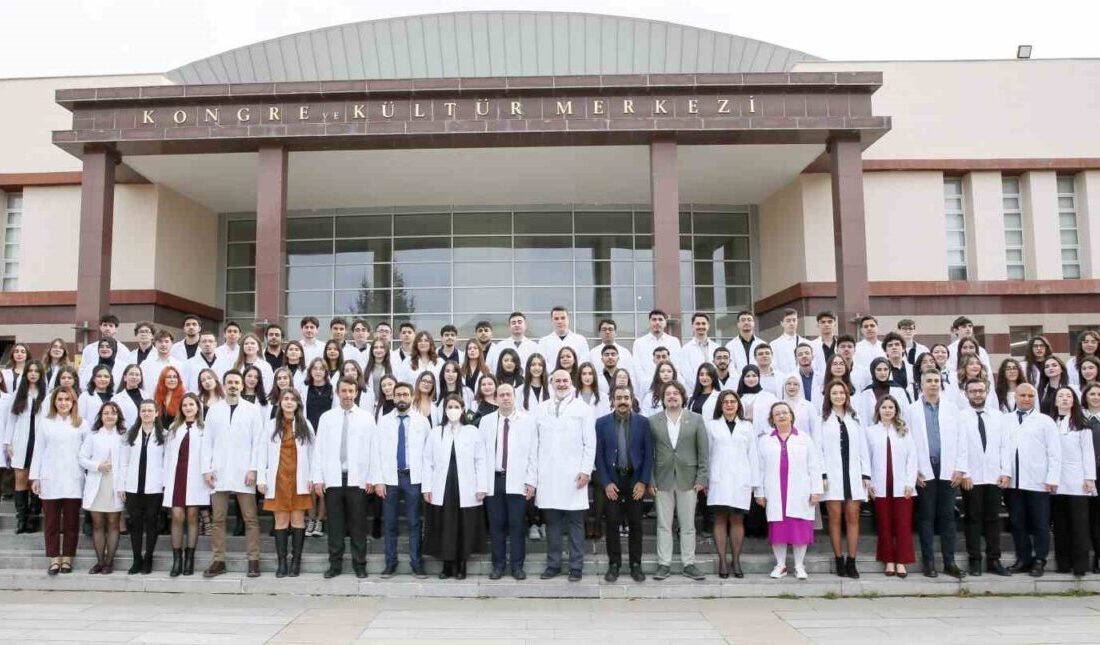 Eskişehir Osmangazi Üniversitesi Diş Hekimliği Fakültesi’nde Beyaz Önlük Giyme Töreni Gerçekleştirildi Eskişehir Osmangazi Üniversitesi Diş Hekimliği Fakültesi, 2025-2026 Eğitim-Öğretim Yılı Beyaz