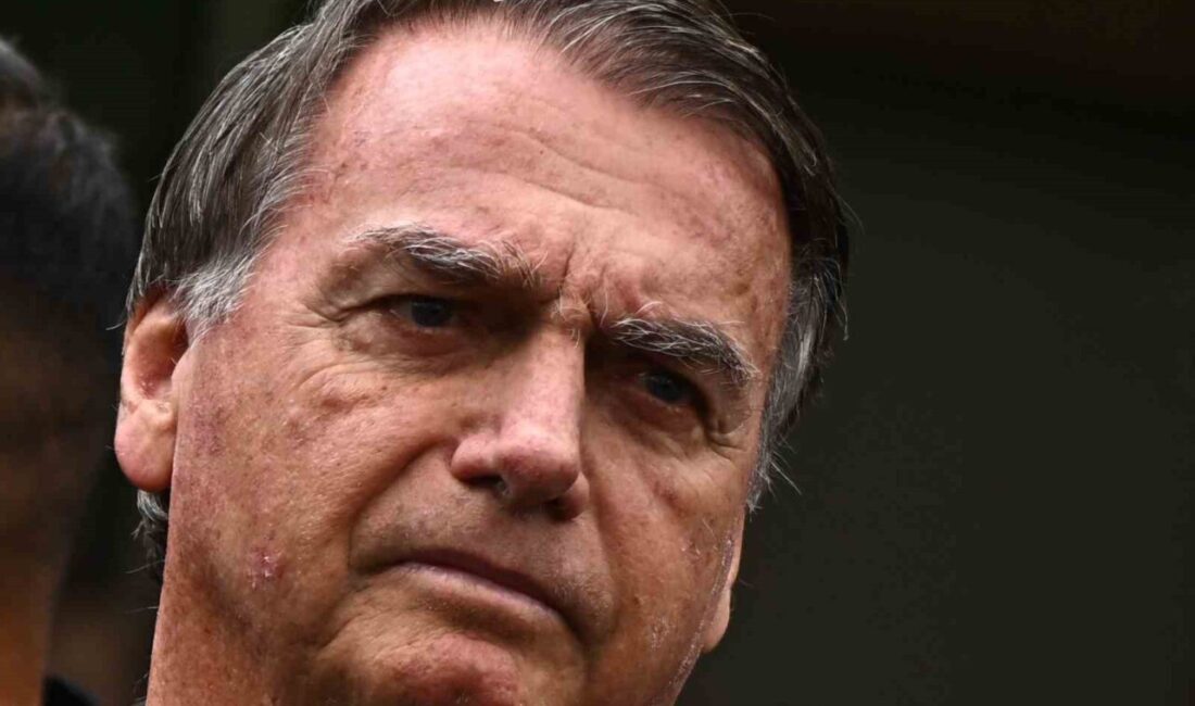 Eski Brezilya Devlet Başkanı Jair Bolsonaro, ev hapsindeyken destekçileri tarafından