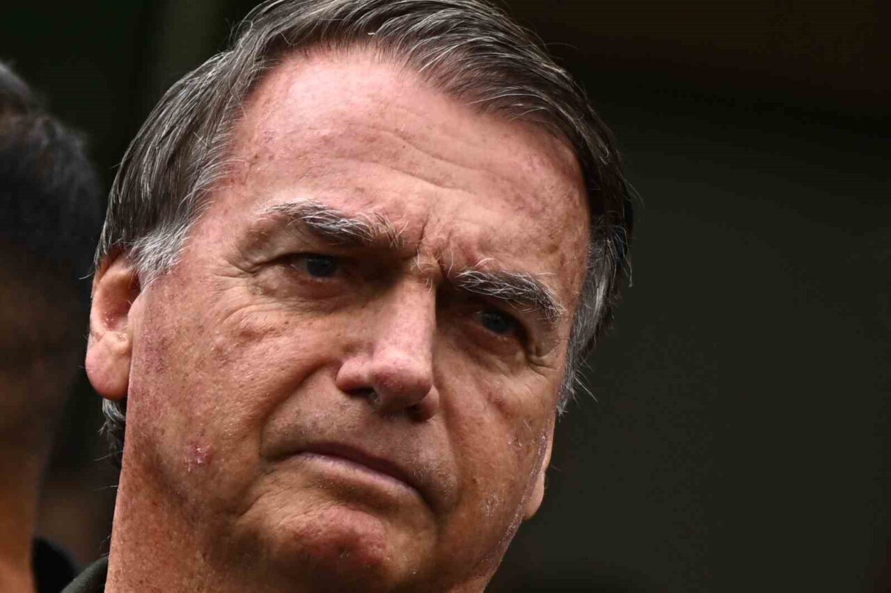 Eski Brezilya Devlet Başkanı Jair Bolsonaro, ev hapsindeyken destekçileri tarafından