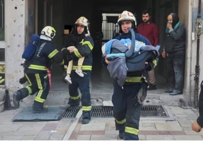 Denizli’de İş Hanında Çıkan Yangında 21 Kişi İtfaiye Ekipleri Tarafından Kurtarıldı Denizli'nin Merkezefendi ilçesinde, ev olarak kullanılan bir iş hanında çıkan