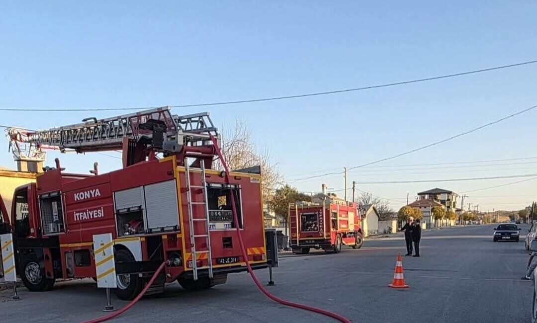 Konya’nın Karapınar İlçesinde Evde Yangın Çıktı, Park Halindeki Tırda Tehlike Uzaklaştırıldı Konya'nın Karapınar ilçesindeki bir evde çıkan yangın, F.K.'ya ait müstakil