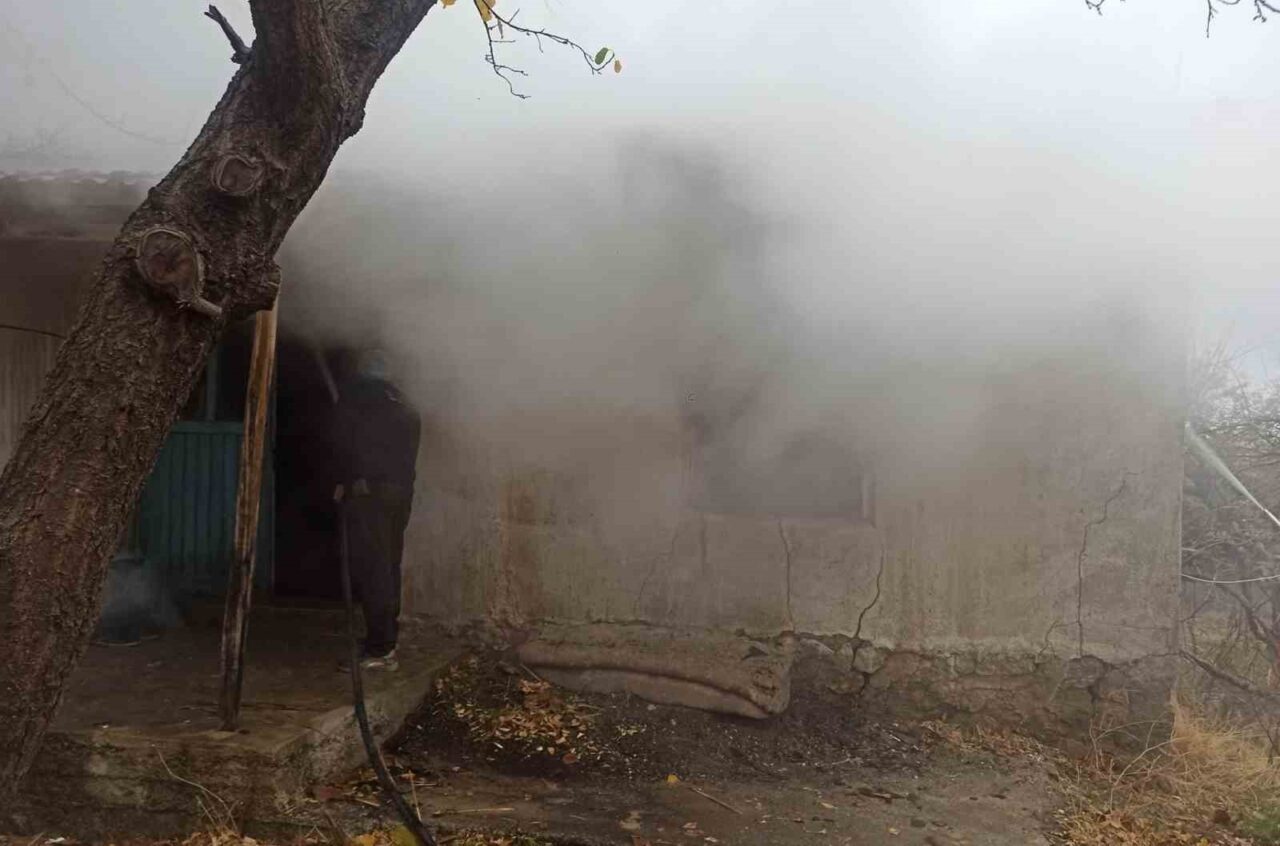 Afyonkarahisar’da Yangın Korkusu: Karaadilli Beldesi’ndeki Olay Kontrol Altına Alındı