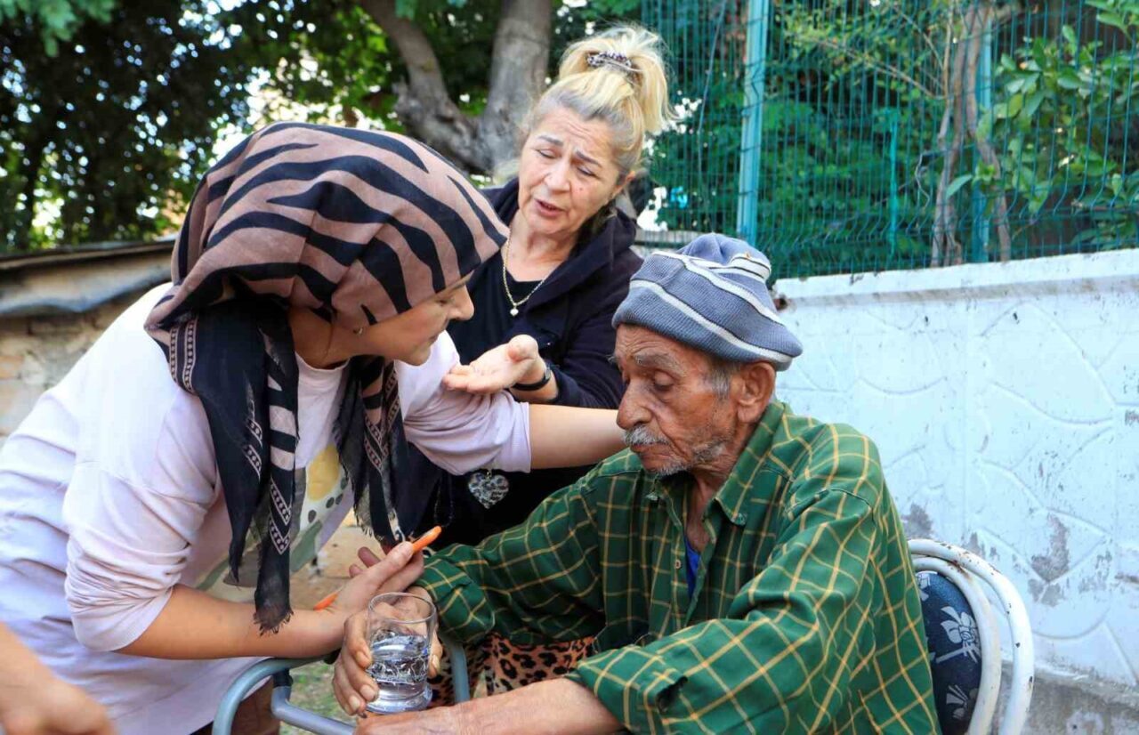 Antalya'nın Kepez ilçesinde Hatice ve Mehmet Tekin'in evi, yaşlı kadının