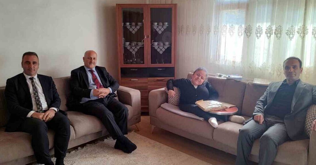 Bayburt’ta Evde Eğitim Alan Öğrenci Nurbanu Turan’ı Milli Eğitim Yetkilileri Ziyaret Etti Bayburt'un Gümüşdamla köyünde evde eğitim gören 8. sınıf öğrencisi Nurbanu