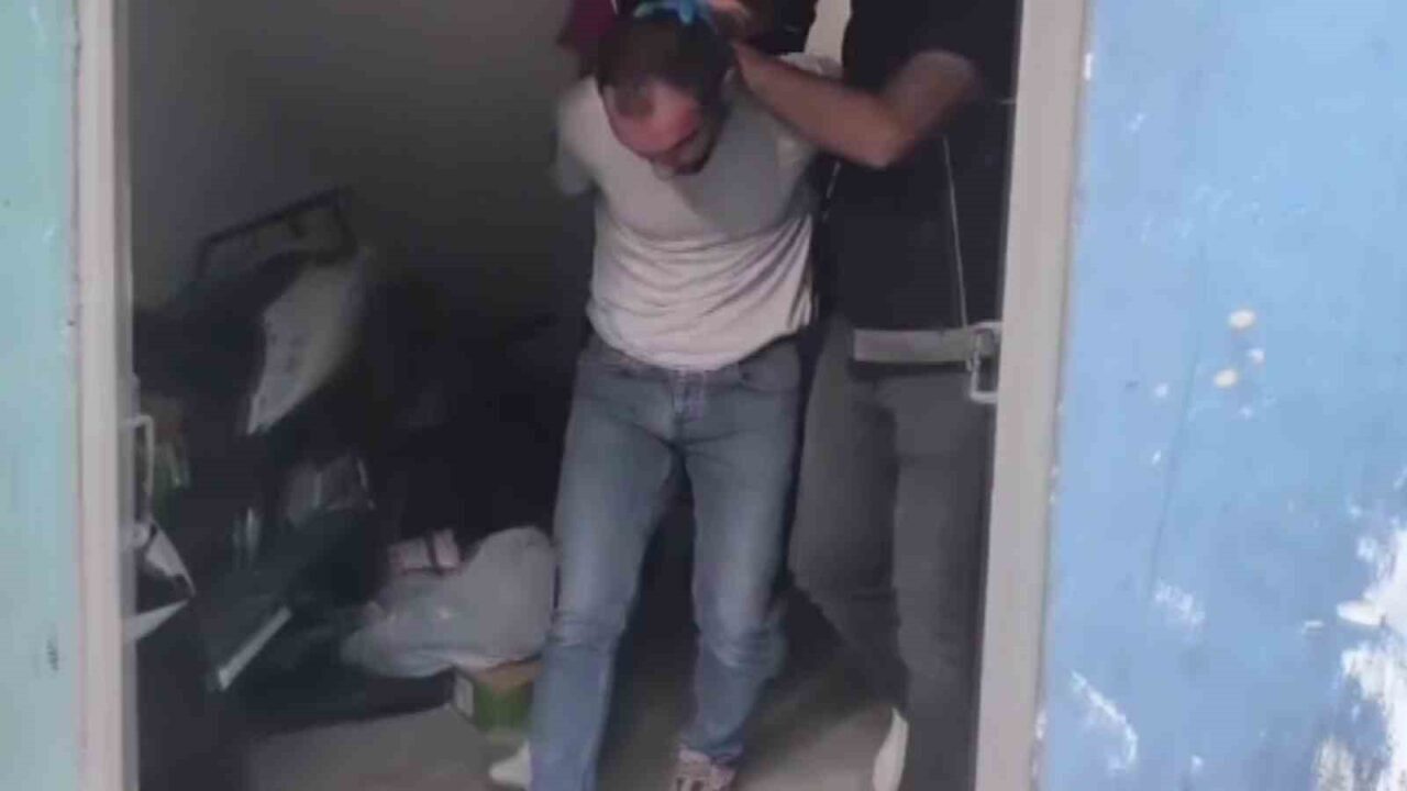 Adana’da Uyuşturucu Baskınında 472 Kilogram Bonzai Üretecek Ham Madde ve Silah Ele Geçirildi, Şüpheli Tutuklandı