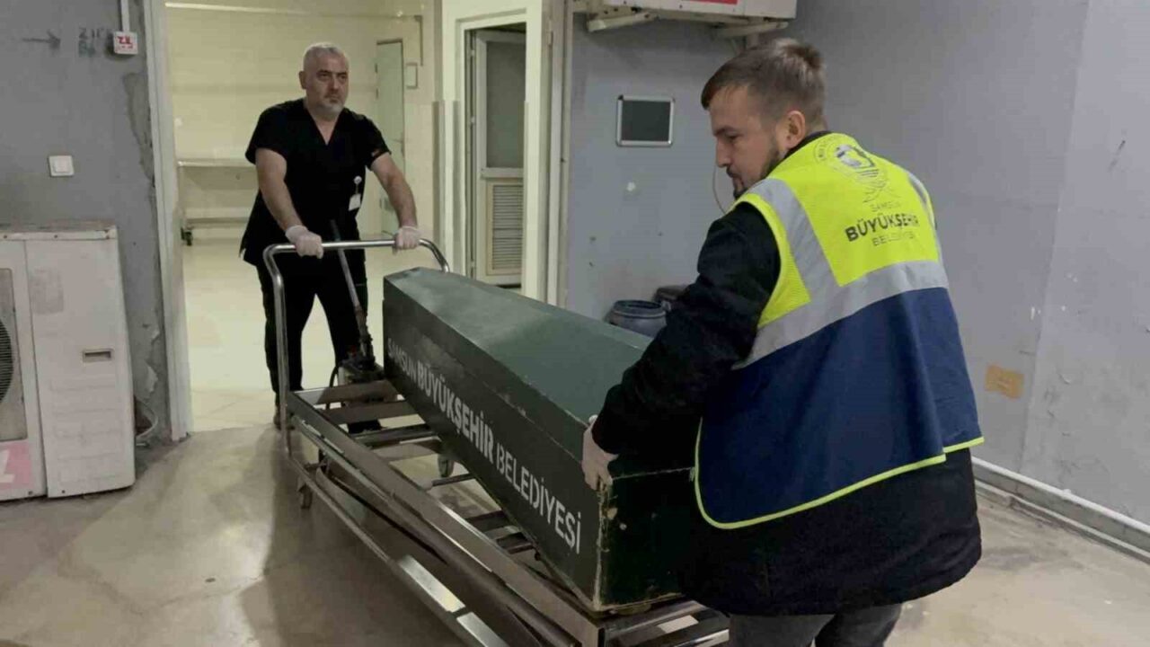 Samsun'un İlkadım ilçesinde 81 yaşındaki Bayram Karavin, evinde kafasından tabancayla