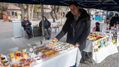 Eskişehirli Rabia Çelik, 3D yazıcıyla tasarladığı dekoratif mumları, evindeki atölyesinde