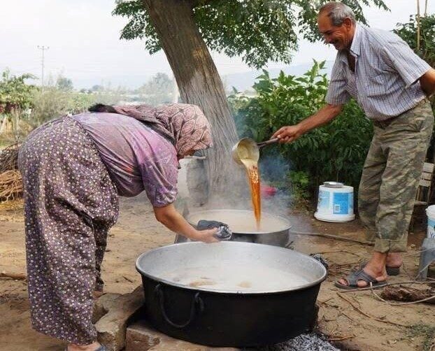 Manisa'nın Sarıgöl ilçesinde, 2025 yılı Sultaniye üzümleriyle yapılan pekmez üretimi