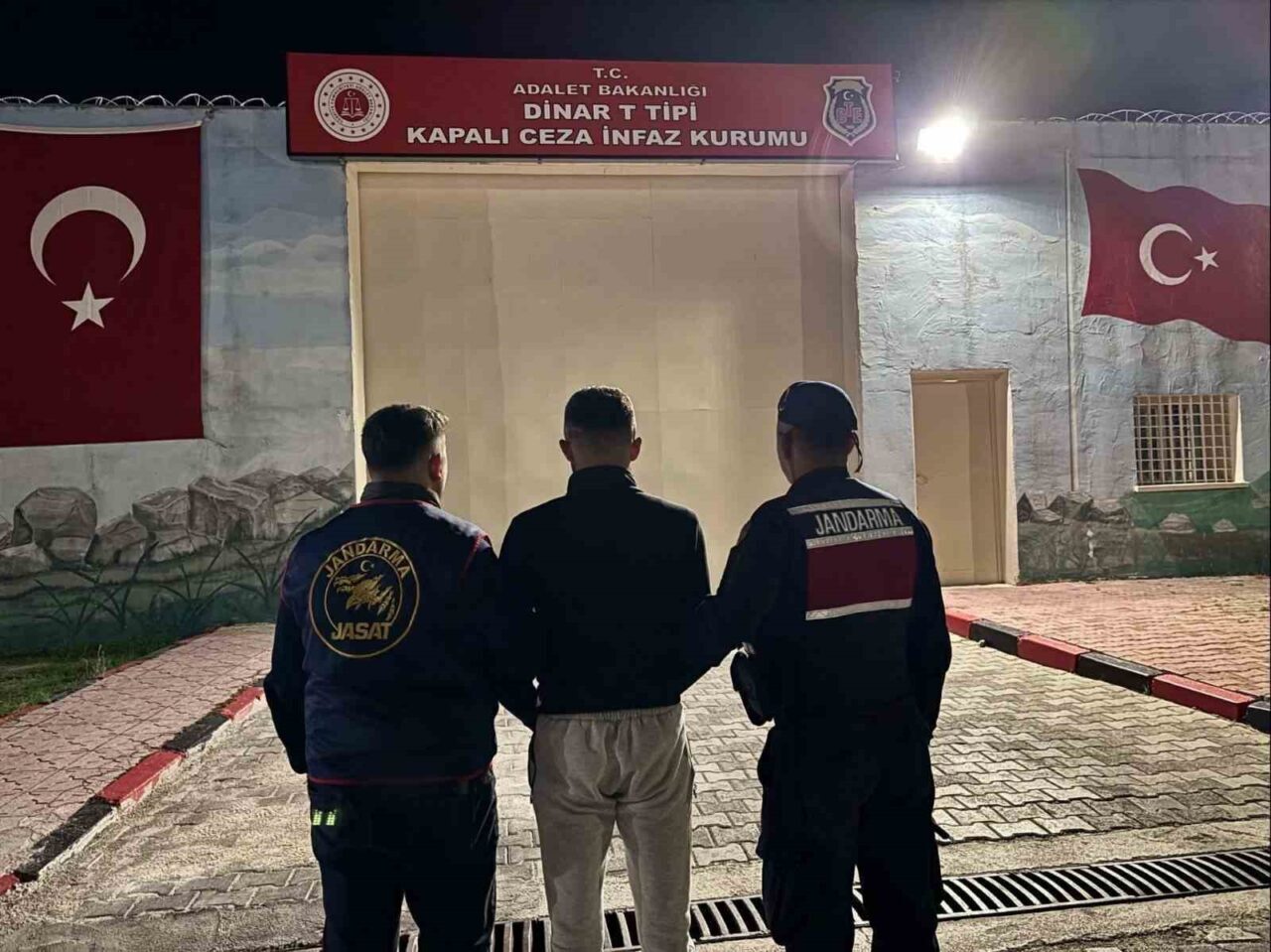 Afyonkarahisar'da Evciler ilçesinde üç evden ziynet eşyası çalan A.E., Jandarma