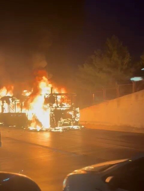 Eyüpsultan Kemerburgaz yolunda İETT otobüsünde meydana gelen yangın kontrol altına alındı. Eyüpsultan Kemerburgaz yolunda bir İETT otobüsünde yangın meydana geldi. Yangın