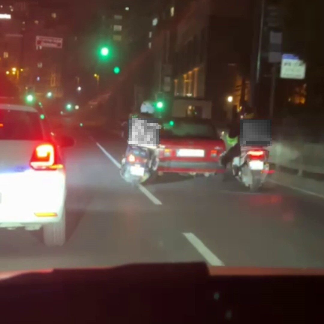 Eyüpsultan'da arızalanan bir otomobile iki motokurye, trafikte sıkışan aracı iterek