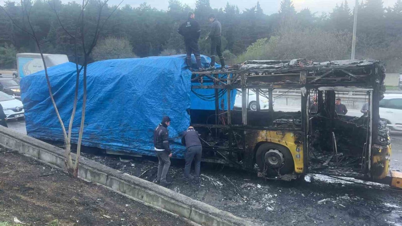 Eyüpsultan'da sabah saatlerinde bir İETT otobüsünde yangın çıktı. Yolcusu bulunmayan
