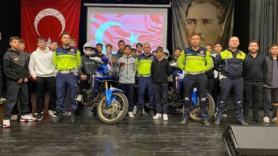 Çanakkale'nin Ezine ilçesinde, İl Jandarma Komutanlığı tarafından motosiklet sürücülerine yönelik