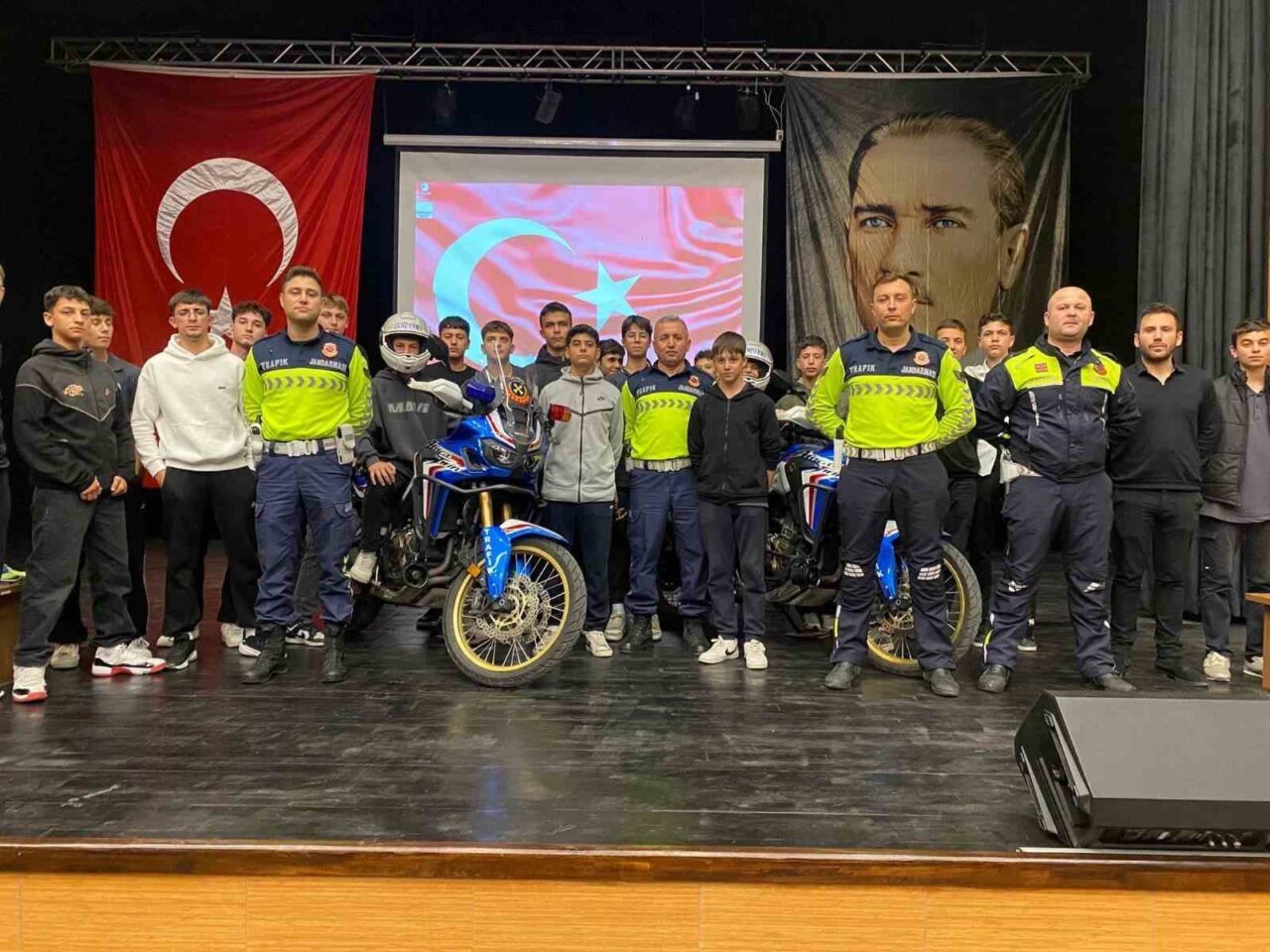 Çanakkale'nin Ezine ilçesinde, İl Jandarma Komutanlığı tarafından motosiklet sürücülerine yönelik