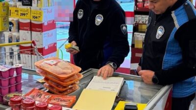 Çanakkale'nin Ezine ilçesinde yapılan denetimlerde, iki markete toplam 596 bin