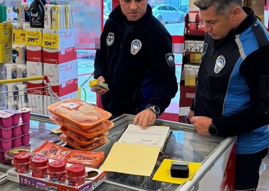 Çanakkale'nin Ezine ilçesinde yapılan denetimlerde, iki markete toplam 596 bin
