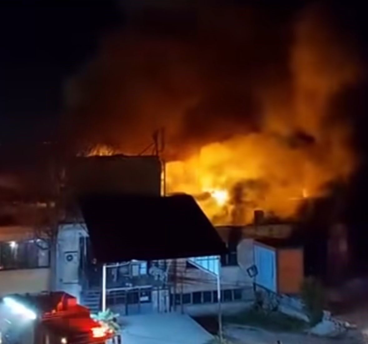 Denizli'nin Pamukkale ilçesinde, eski Emsan fabrika yerleşkesinde çıkan yangında 6