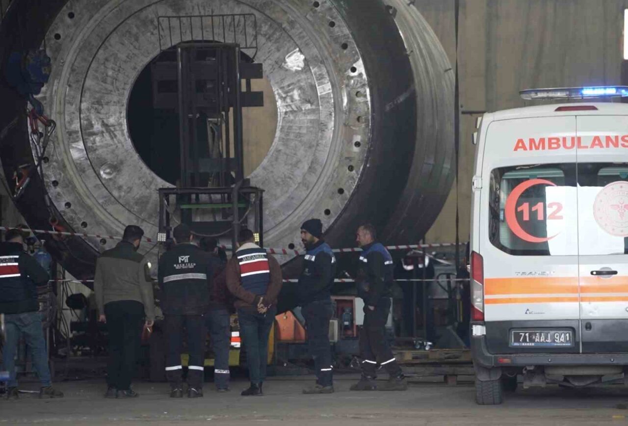 Kırıkkale'nin Yahşihan OSB'deki Mach-Tech fabrikasında, hava kazanında çalışma yapan işçiler