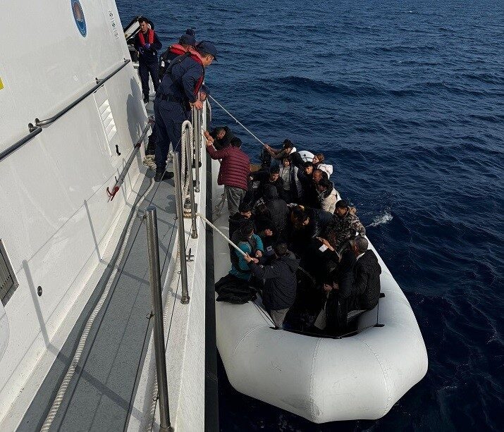 İzmir'in Seferihisar açıklarında arızalanan bir lastik botta sıkışan 64 düzensiz