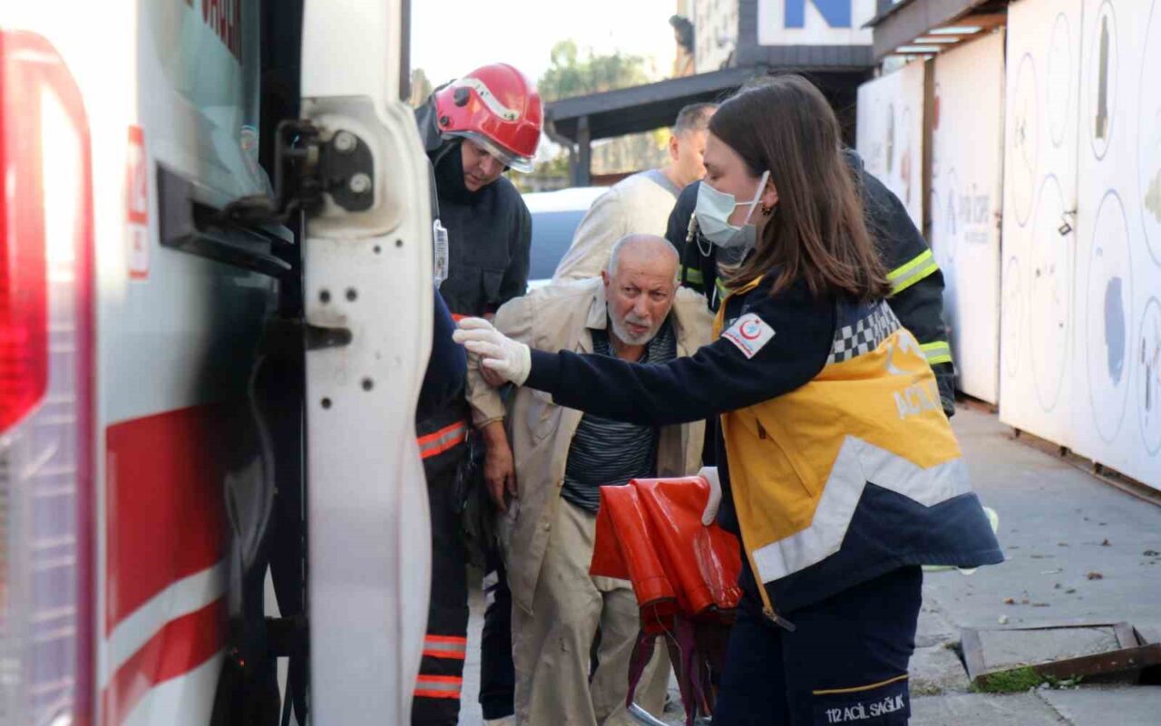 Sakarya'nın Serdivan ilçesinde çıkan yangında, zihinsel engelli aile üyeleri S.A.,