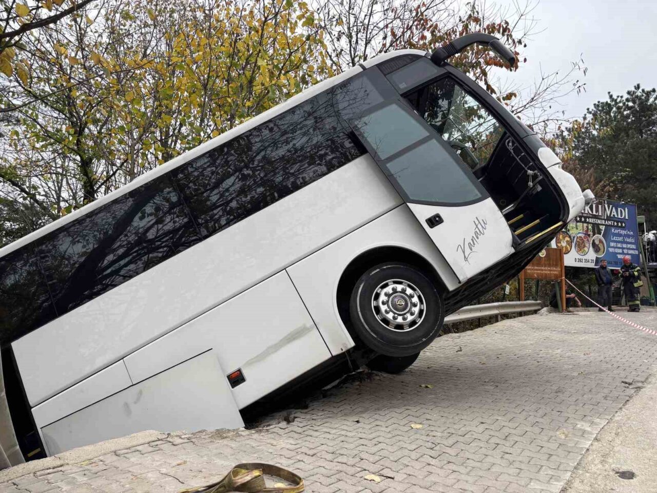 Kartepe’de Park Halindeki Tur Otobüsü Bariyeri Aşıp Şarampole Düştü, Yaralanan Yok