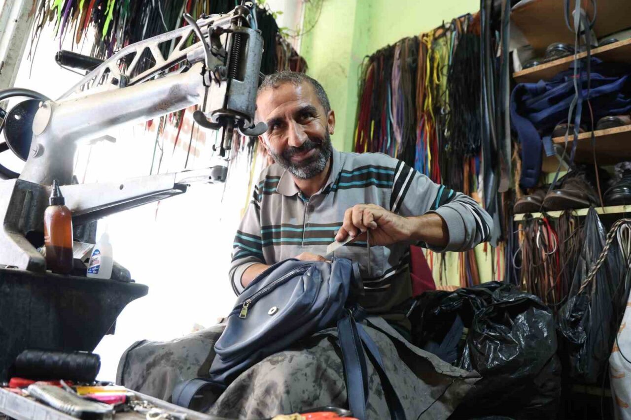 Ayakkabı boyacısı Harun Akdoğan, yaz tatilinde çektiği viral havuz atlayış