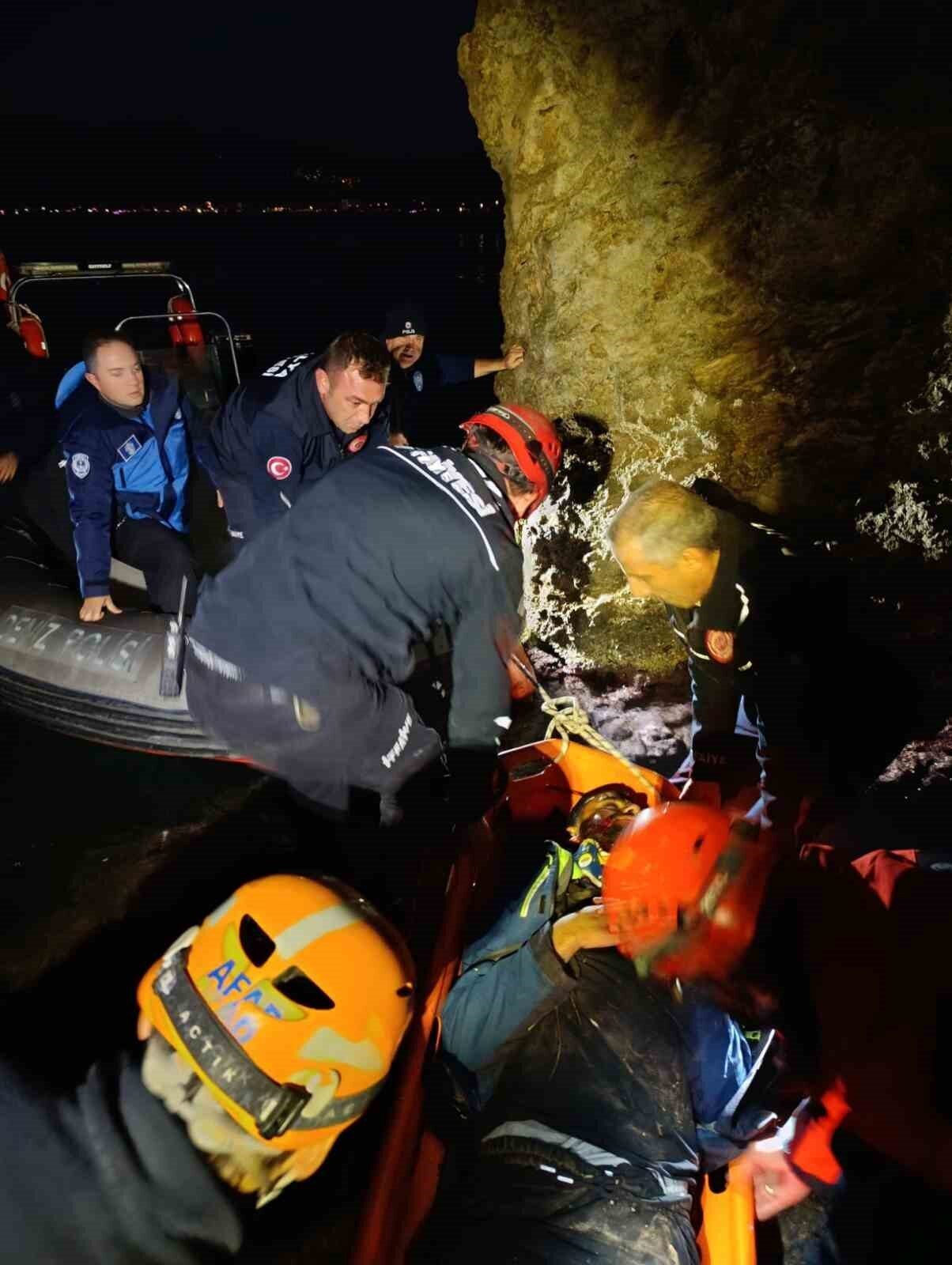 Antalya'nın Muratpaşa ilçesinde, 35 metrelik falezlerden düşen Bülent G. AFAD