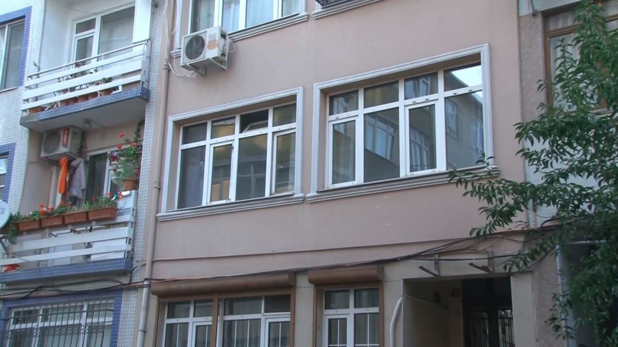 Fatih Şehremini Mahallesi'nde bir dairede bir kişinin silahla vurulmuş olarak