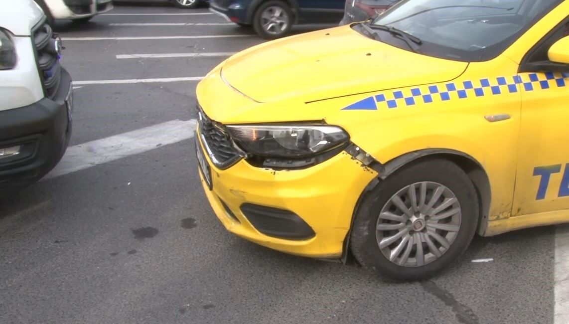 İstanbul Fatih’te, M.K. yönetimindeki motosiklet ile İ.Y. idaresindeki taksi çarpıştı.