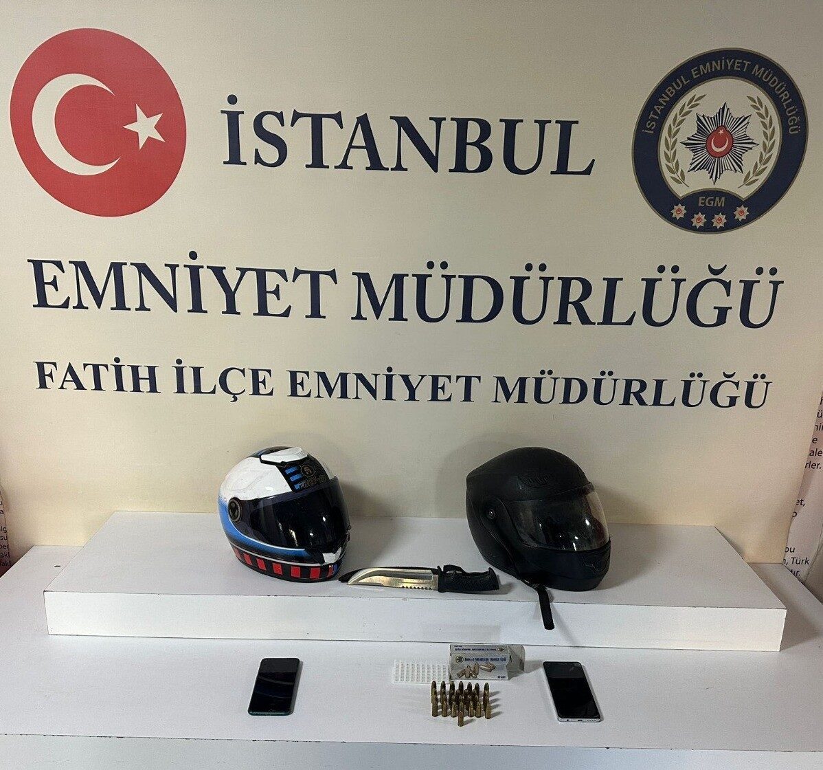 İstanbul Fatih'te motosikletli 2 kişi, haraç için bir mekanı kurşunladı.