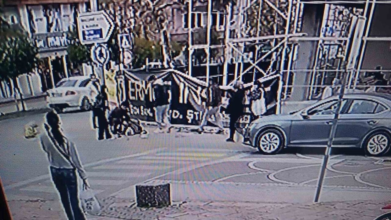 Zonguldak'ın Çaycuma ilçesinde 70 yaşındaki Mehmet Civan, Nihat Kantarcı Caddesi'nde