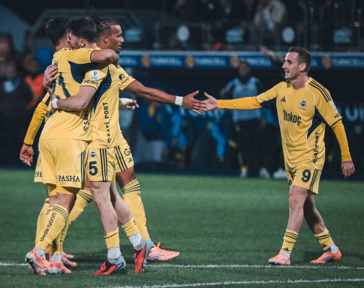 Fenerbahçe, Trendyol Süper Lig'in 13. haftasında Çaykur Rizespor'u 5-2 yenerek