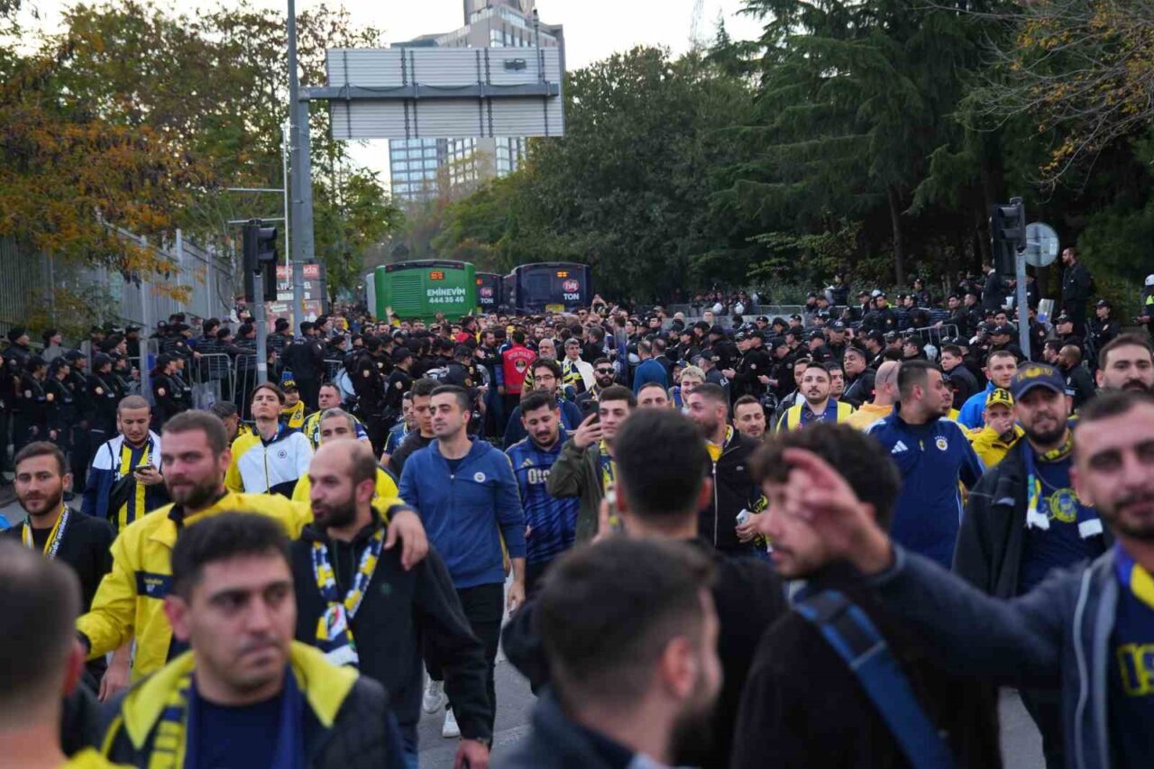 Fenerbahçe taraftarları, Beşiktaş derbisi için Tüpraş Stadyumu’na akın etti. Yaklaşık