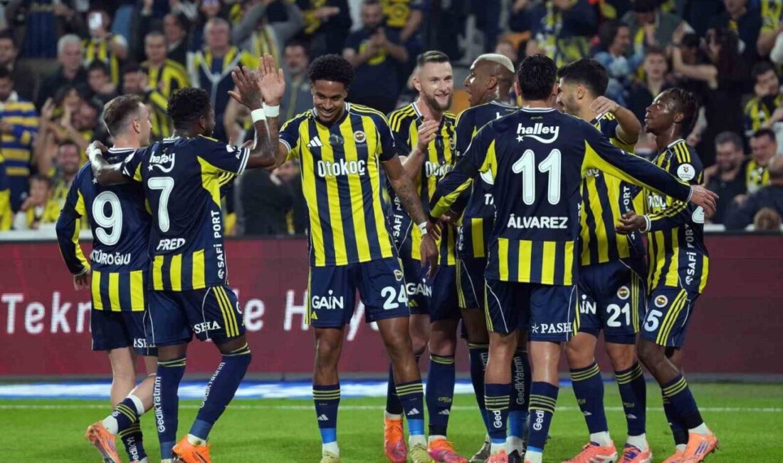 Fenerbahçe, yarın Galatasaray ile oynayacağı derbiyi kazanarak liderliğe yükselmeyi hedefliyor.