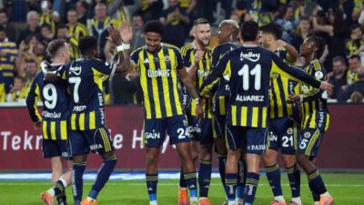 Fenerbahçe, yarın Galatasaray ile oynayacağı derbiyi kazanarak liderliğe yükselmeyi hedefliyor.
