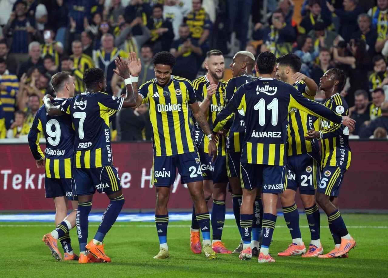 Fenerbahçe, yarın Galatasaray ile oynayacağı derbiyi kazanarak liderliğe yükselmeyi hedefliyor.