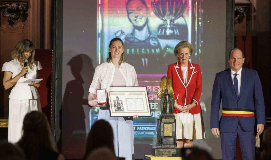 Emma Meesseman, Fenerbahçe Kadın Basketbol Takımı’nın ulusal başarı ödülüne layık görüldü Fenerbahçe Kadın Basketbol Takımı'nın Belçikalı oyuncusu Emma Meesseman, Belçika'nın en