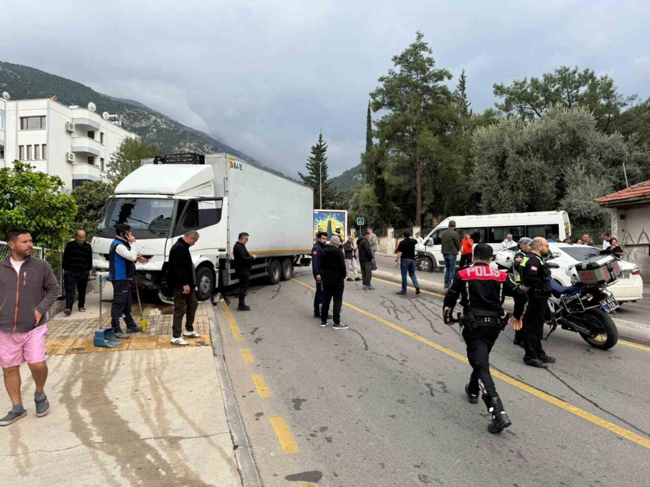 Muğla'nın Fethiye ilçesinde yokuş aşağı ilerleyen freni patlayan S.D. yönetimindeki