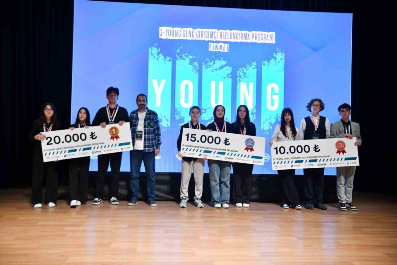 Sakarya Üniversitesi'nde gerçekleştirilen G-YOUNG Finali, genç girişimcilerin projelerini sergilediği bir