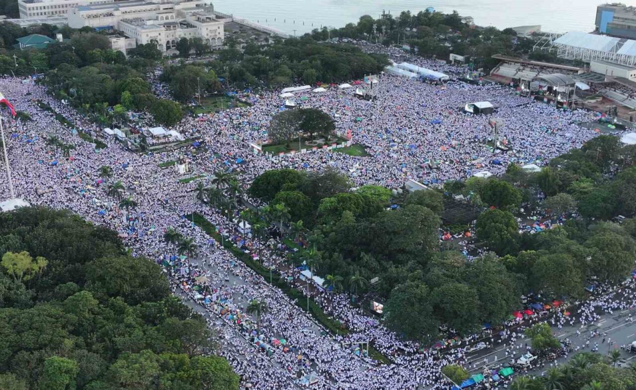 Manila'da 650 binden fazla kişi, sel önleme projelerinde yolsuzluk iddiaları