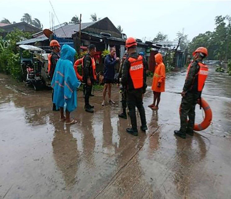 Fung-wong Süper Tayfunu Filipinler’de 27 can aldı, kayıp sayısı iki olarak açıklandı Fung-wong Süper Tayfunu, Filipinler'de 27 can alırken, 36 kişi yaralandı