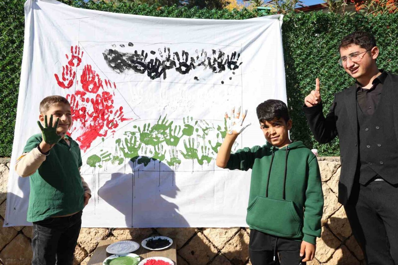 Diyarbakır'ın Eğil ilçesinde öğrenciler, Eğil Belediyesi'nin düzenlediği "Filistin için sen